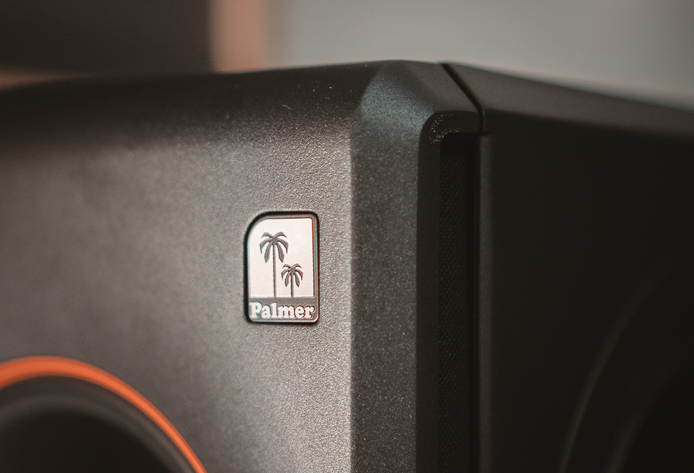 Resonance-free housing